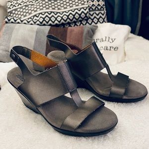 Life stride silver metallic wedge sandals size 8.5